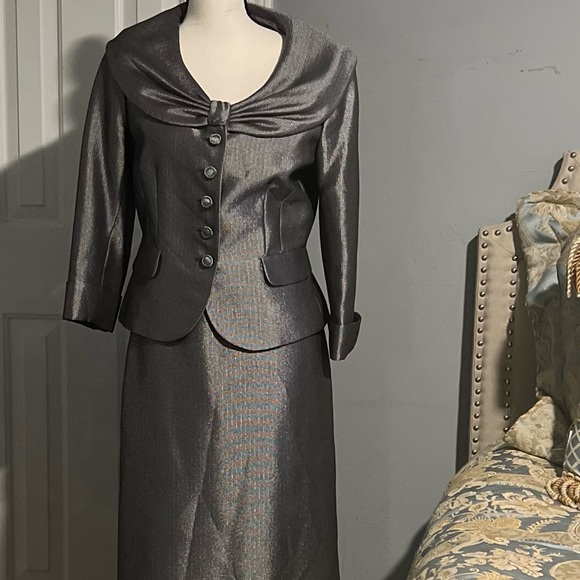 Larry Levine Shiny Silver Gray Skirt Suits size 6 Lined shawl collar NEW Church - Picture 3 of 10